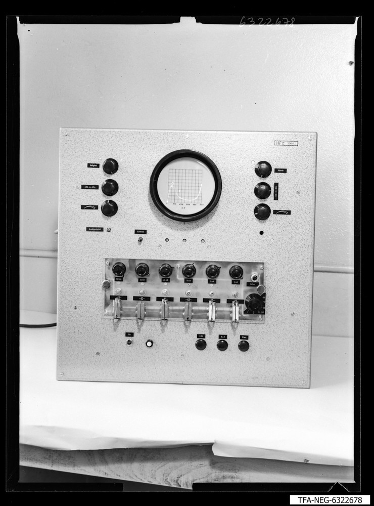 Messgerät zur Darstellung einer Durchlasskurve; Foto 1963 (www.industriesalon.de CC BY-SA)