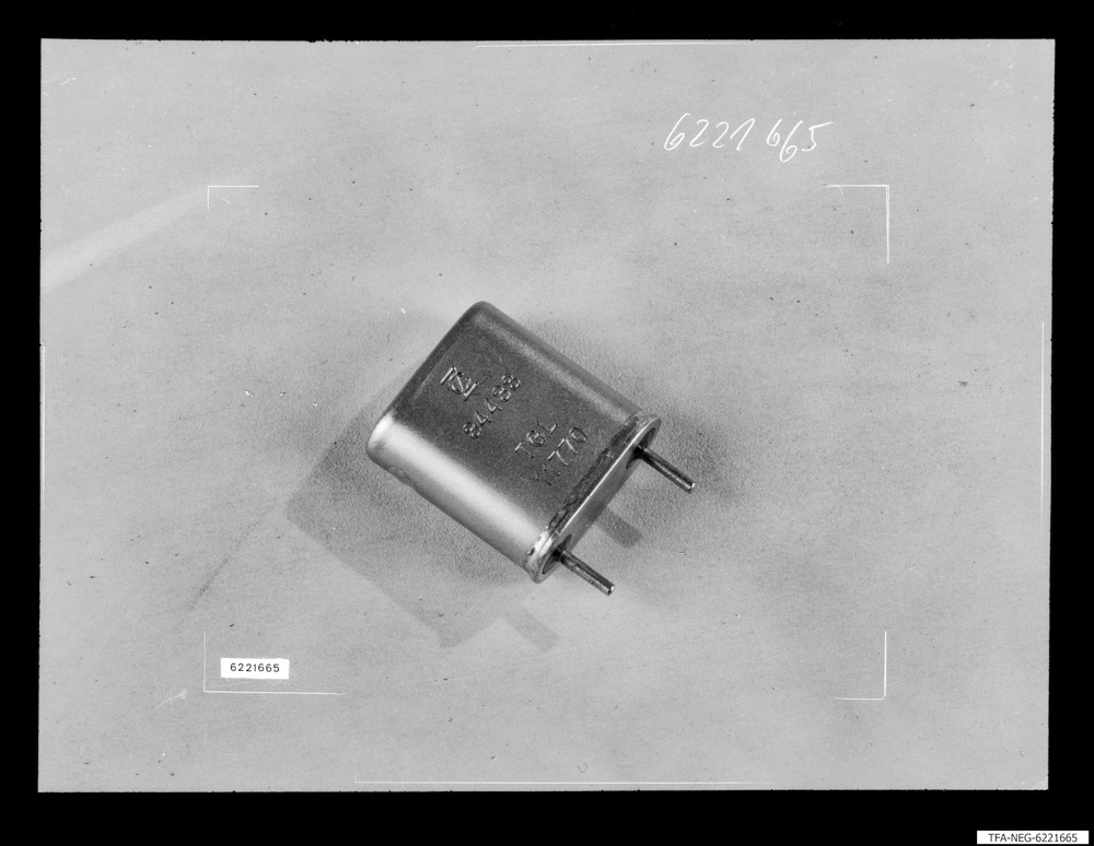 Metallhalterquarz (Zei?-Jena) 19934,49 kHz, Bild 1; Foto 1962 (www.industriesalon.de CC BY-SA)