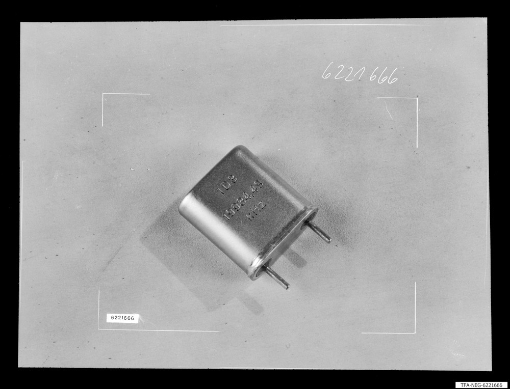 Metallhalterquarz (Zei?-Jena) 19934,49 kHz, Bild 2; Foto 1962 (www.industriesalon.de CC BY-SA)