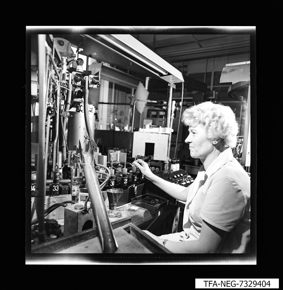 MMM 73 Frau an Maschine; Foto 1973 (www.industriesalon.de CC BY-NC-SA)