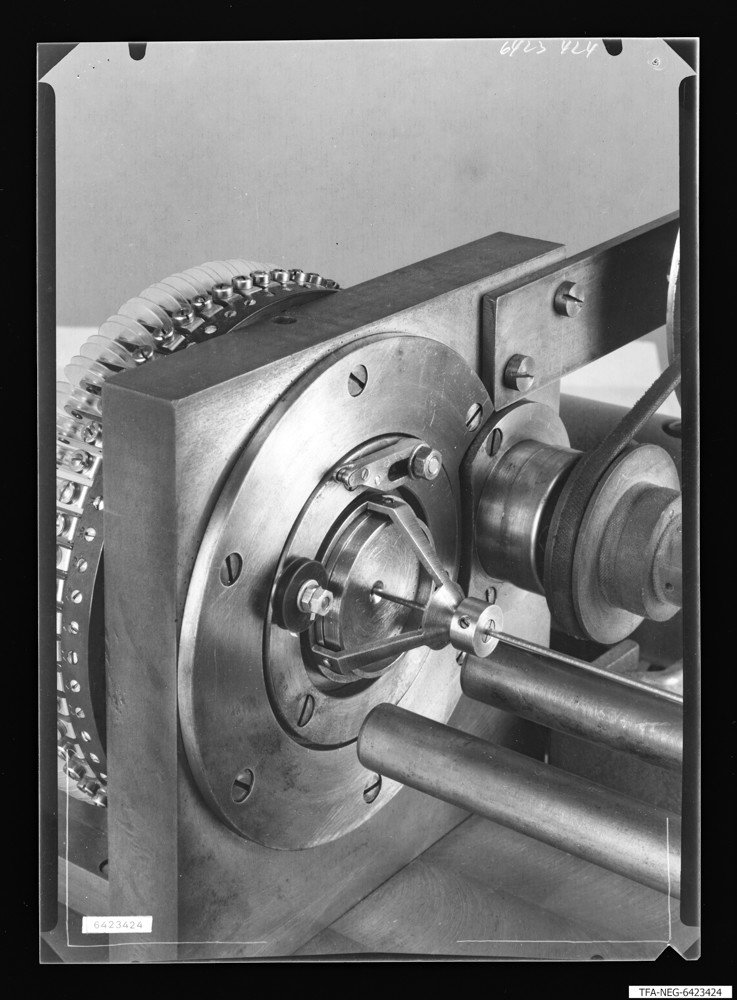 Nuvistor Fertigung, Bild 2; Foto 1964 (www.industriesalon.de CC BY-SA)