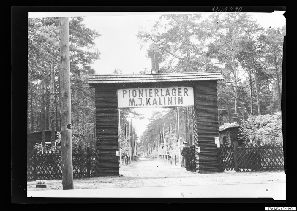 Pionierlager Kalinin, Eingang; Foto 1962 (www.industriesalon.de CC BY-SA)