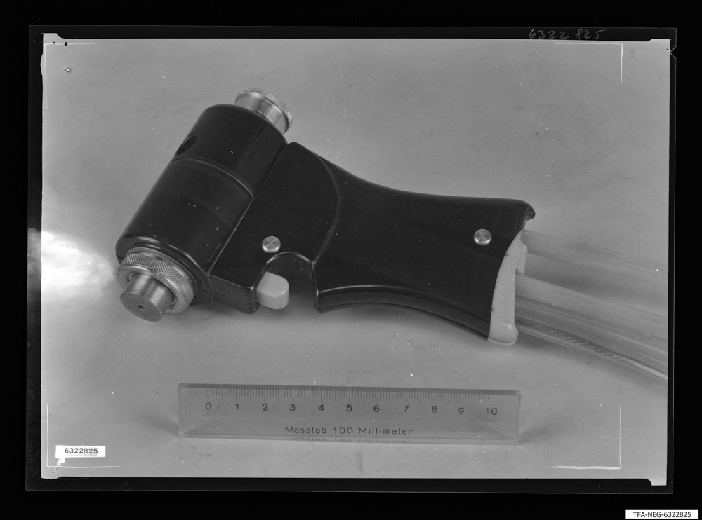 Plasma-Spritzpistole; Foto 1963 (www.industriesalon.de CC BY-SA)
