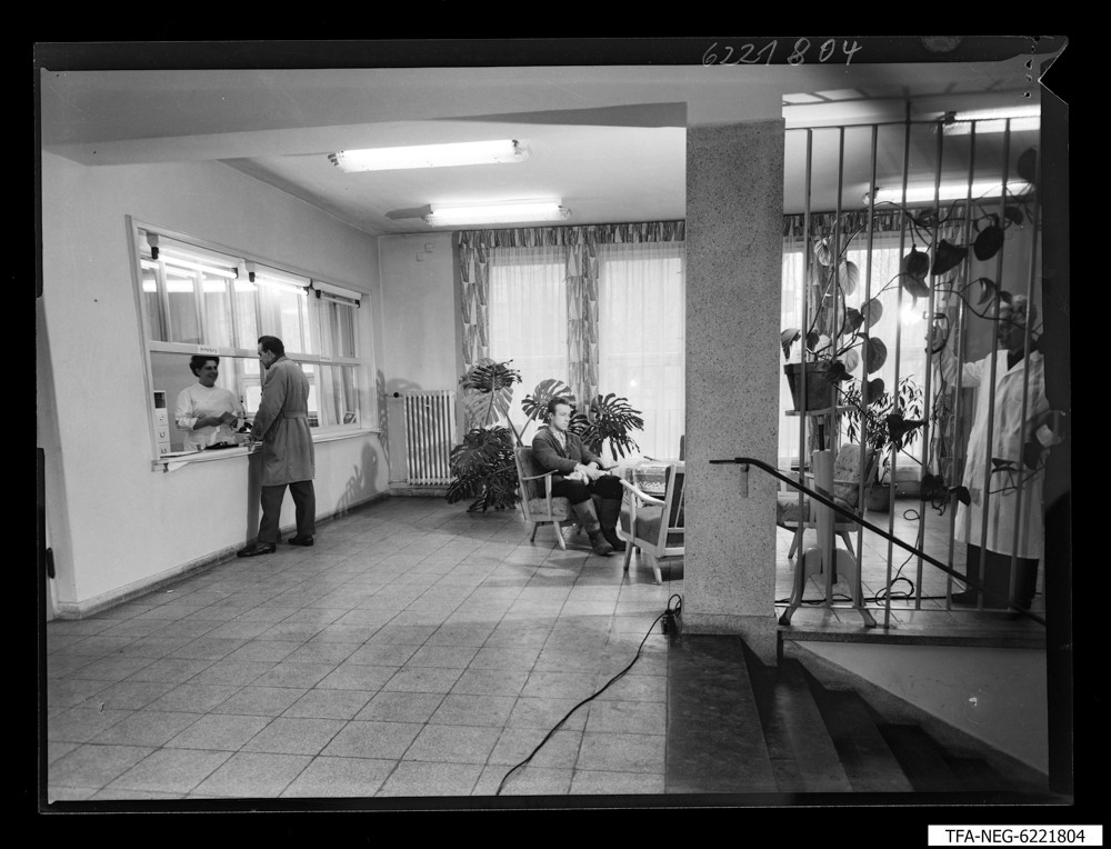 Poliklinik "WF", Schalterhalle; Foto 1962 (www.industriesalon.de CC BY-NC-SA)