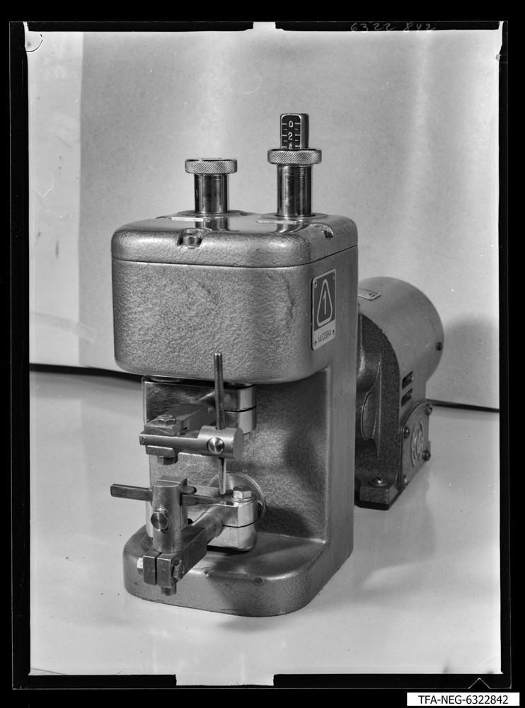 Punktschweißmaschine, Schweißkopf; Foto 1963 (www.industriesalon.de CC BY-SA)