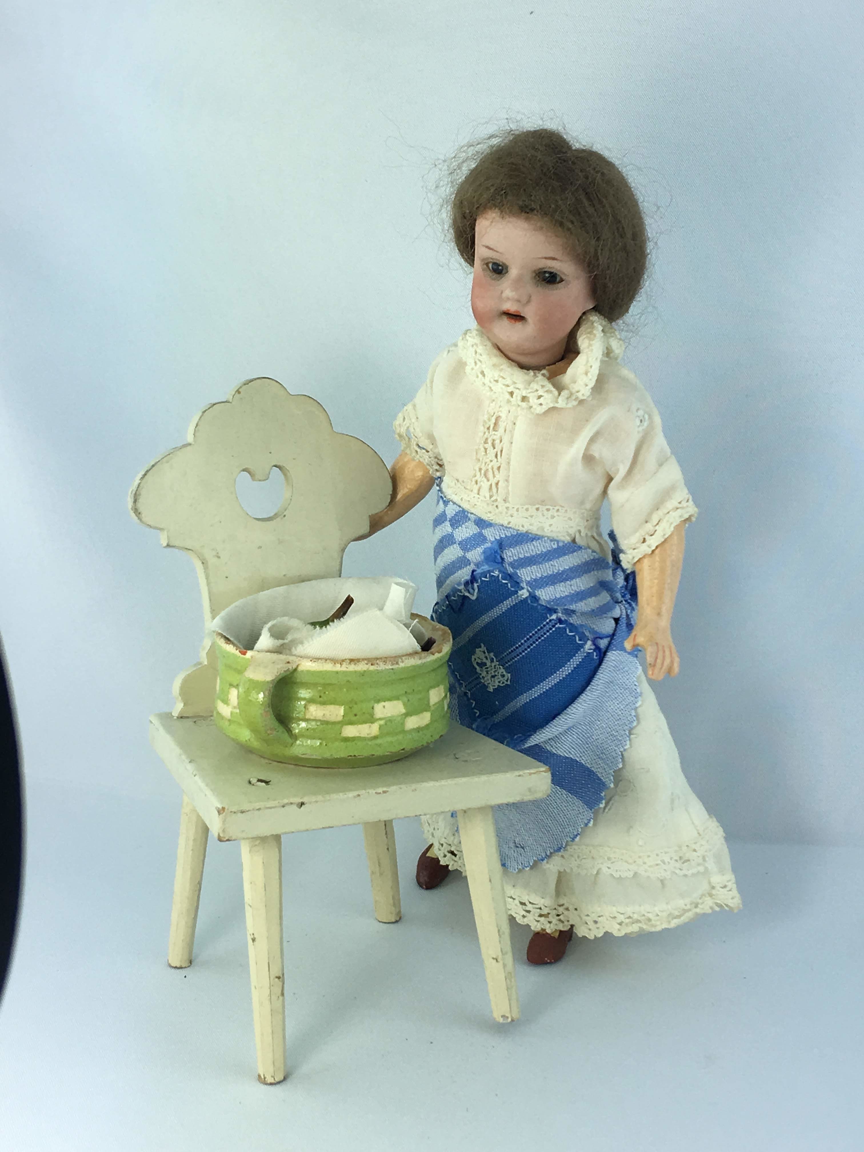 Puppe am Stuhl (Historisches Spielzeug Berlin e.V. CC BY-NC-SA)