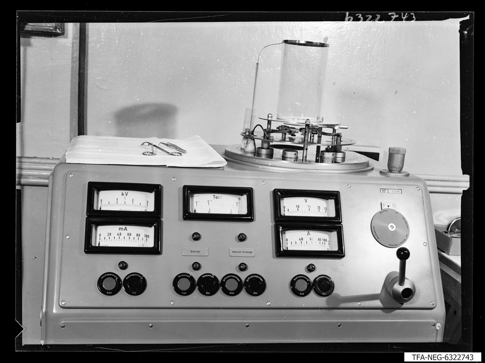 Quartz-Bedampfungs-Apparatur, Bild 1; Foto 1963 (www.industriesalon.de CC BY-SA)