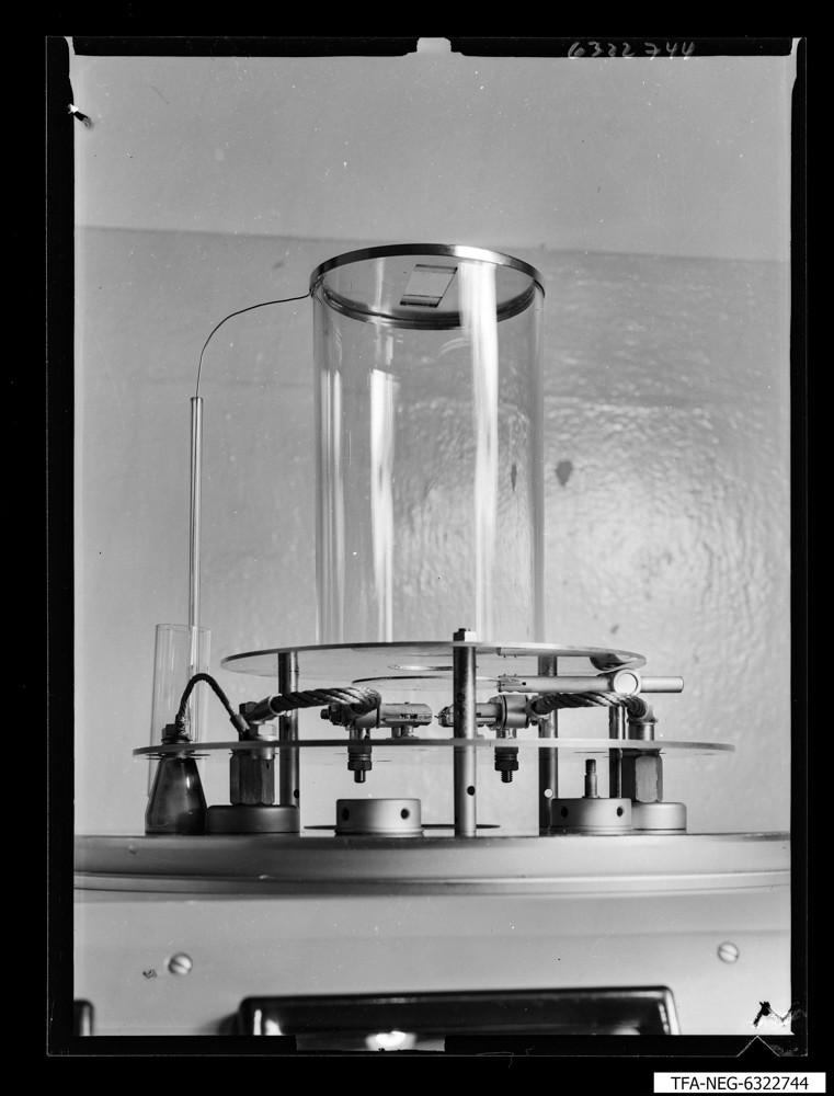 Quartz-Bedampfungs-Apparatur, Bild 2; Foto 1963 (www.industriesalon.de CC BY-SA)