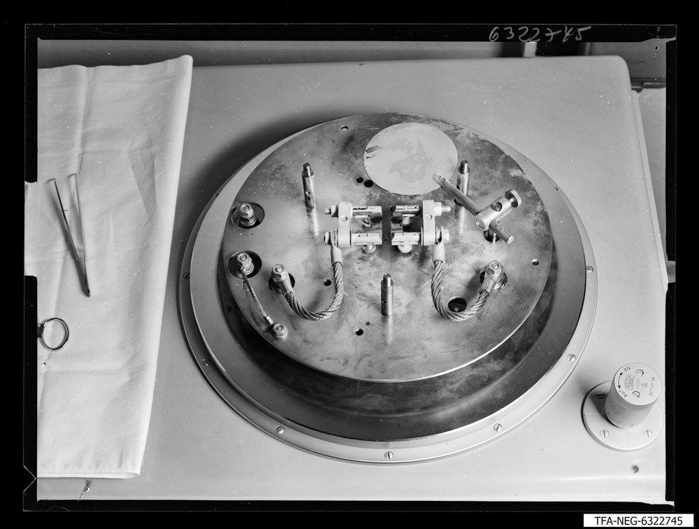 Quartz-Bedampfungs-Apparatur, Bild 3; Foto 1963 (www.industriesalon.de CC BY-SA)