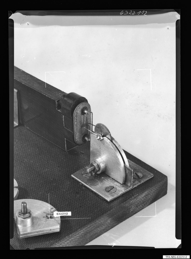 Quartz-Halterung (Modell) ; Foto 1963 (www.industriesalon.de CC BY-SA)