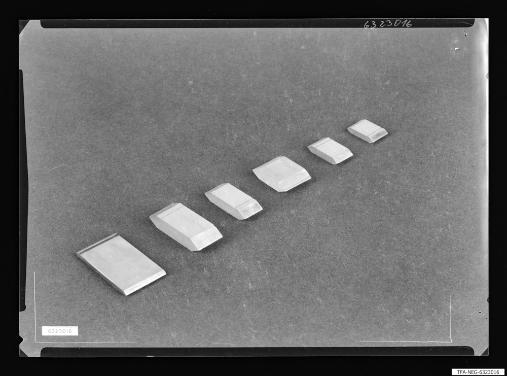 Quarz, 6 einzelne Scheiben; Foto 1963 (www.industriesalon.de CC BY-SA)