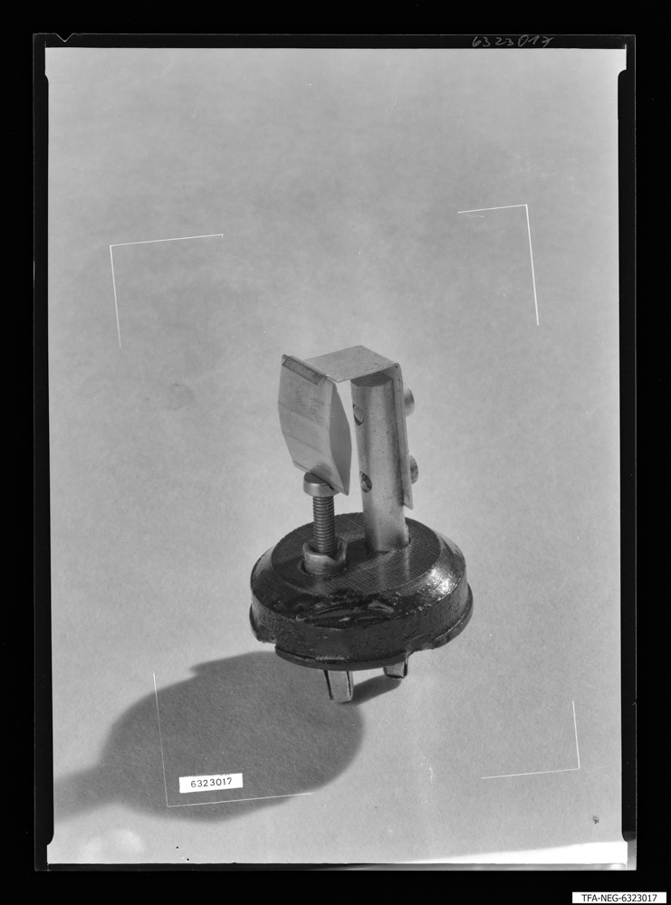 Quarz-Doppelkeil in der Halterung; Foto 1963 (www.industriesalon.de CC BY-SA)