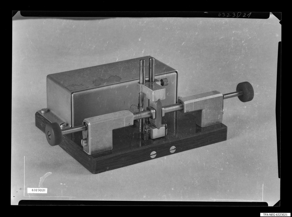 Quarz mit Elektroden; Foto 1963 (www.industriesalon.de CC BY-SA)
