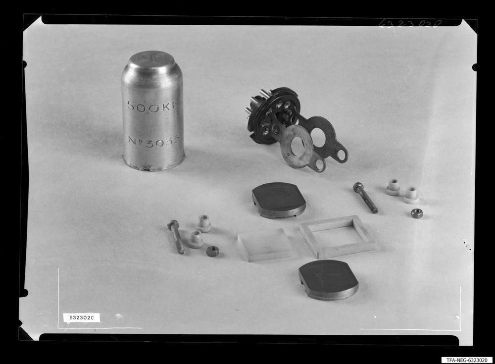 Quarz-Platte in der Halterung Einzelteile; Foto 1963 (www.industriesalon.de CC BY-SA)