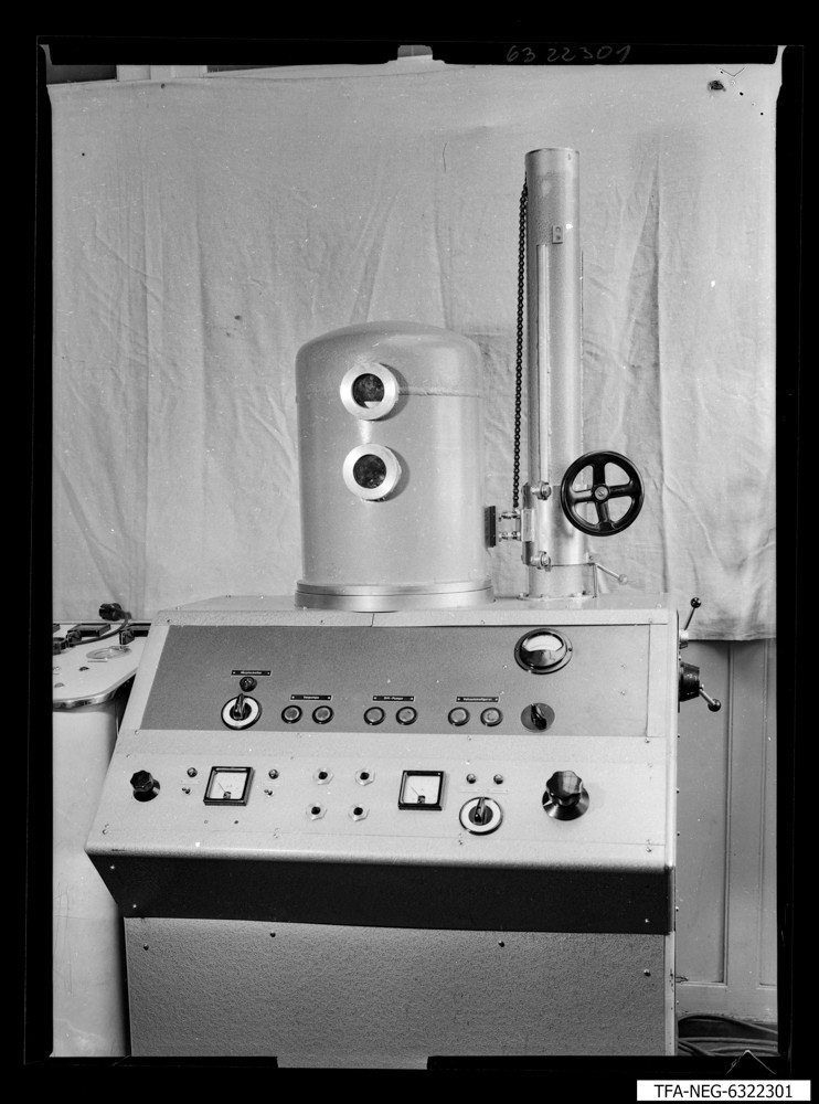 Quarzbedampfungsanlage, Bild 1; Foto 1963 (www.industriesalon.de CC BY-SA)