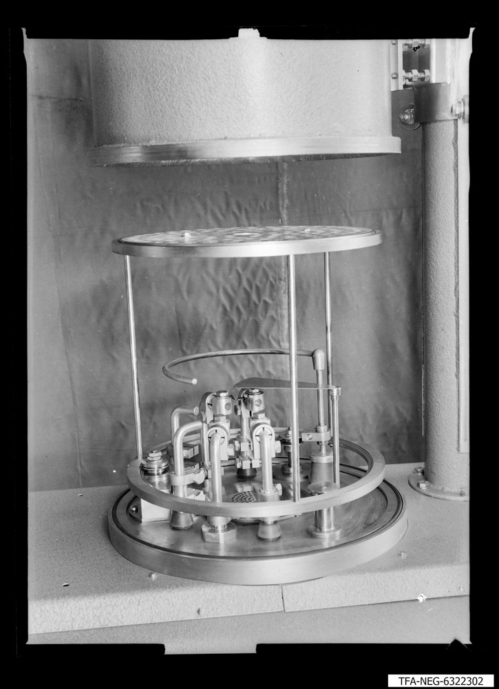 Quarzbedampfungsanlage, Bild 2; Foto 1963 (www.industriesalon.de CC BY-SA)