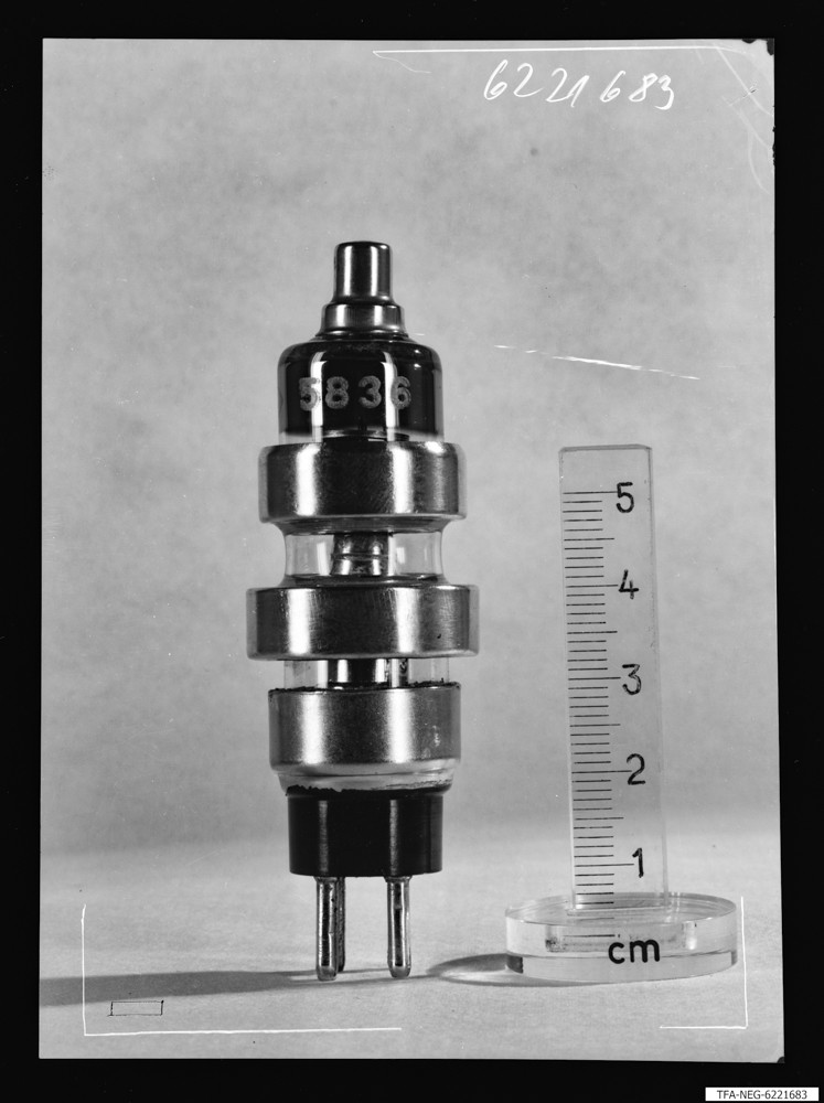 Röhre 5836 mit Maßstab, Bild 1; Foto 1962 (www.industriesalon.de CC BY-SA)