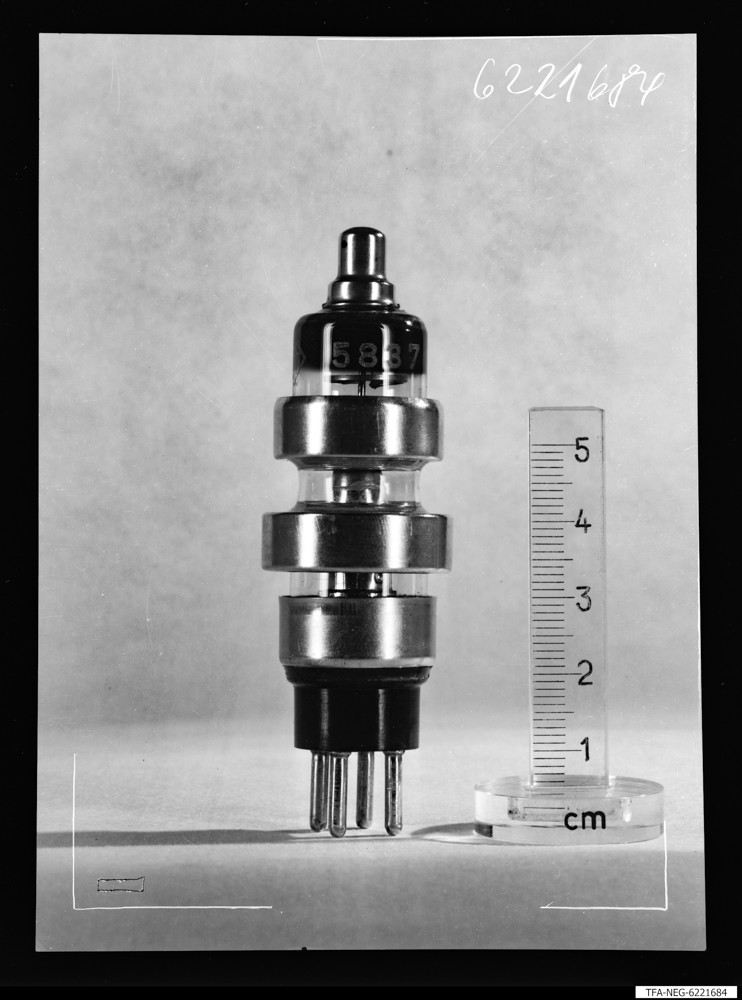 Röhre 5836 mit Maßstab, Bild 2; Foto 1962 (www.industriesalon.de CC BY-SA)