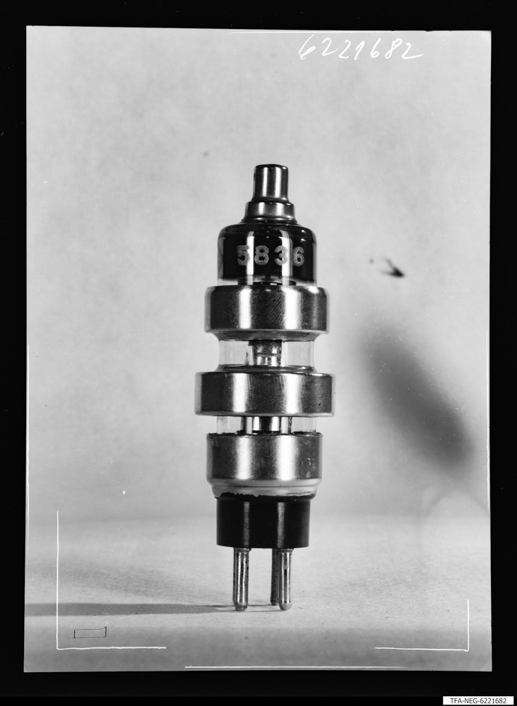 Röhre 5836 ohne Maßstab, Bild 1; Foto 1962 (www.industriesalon.de CC BY-SA)