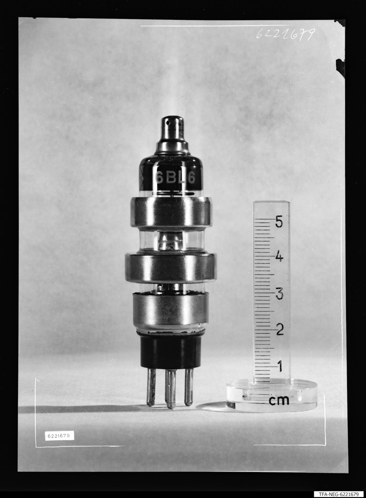 Röhre 6 B L 6 mit Maßstab, Bild 1; Foto 1962 (www.industriesalon.de CC BY-SA)