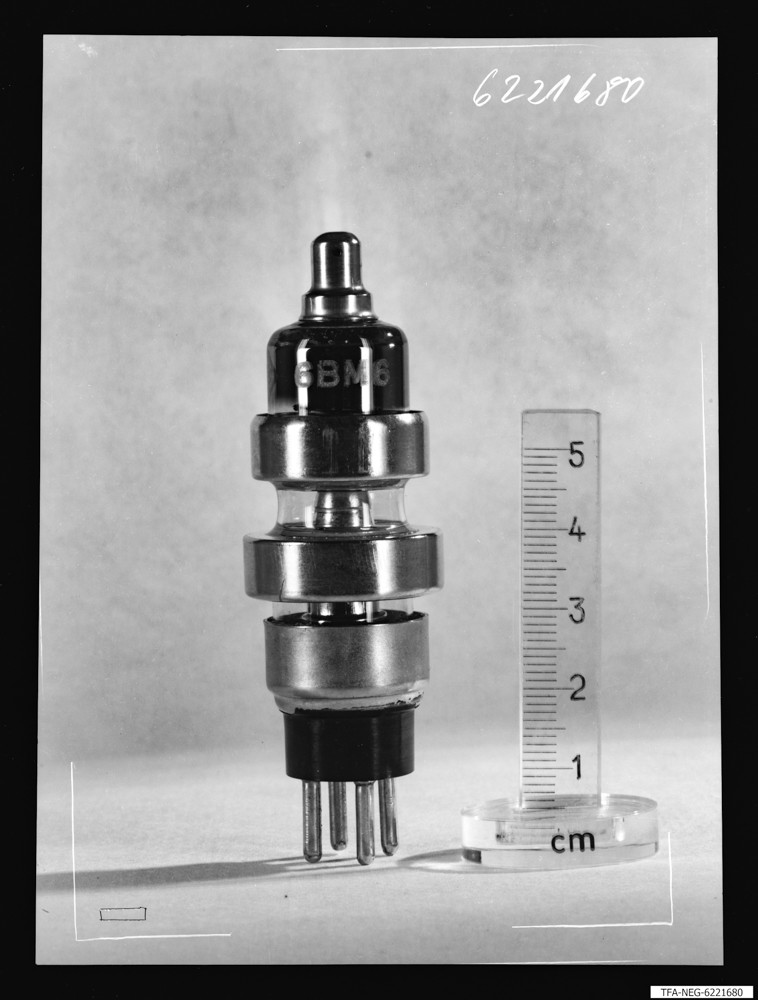 Röhre 6 B M 6 mit Maßstab, Bild 2; Foto 1962 (www.industriesalon.de CC BY-SA)