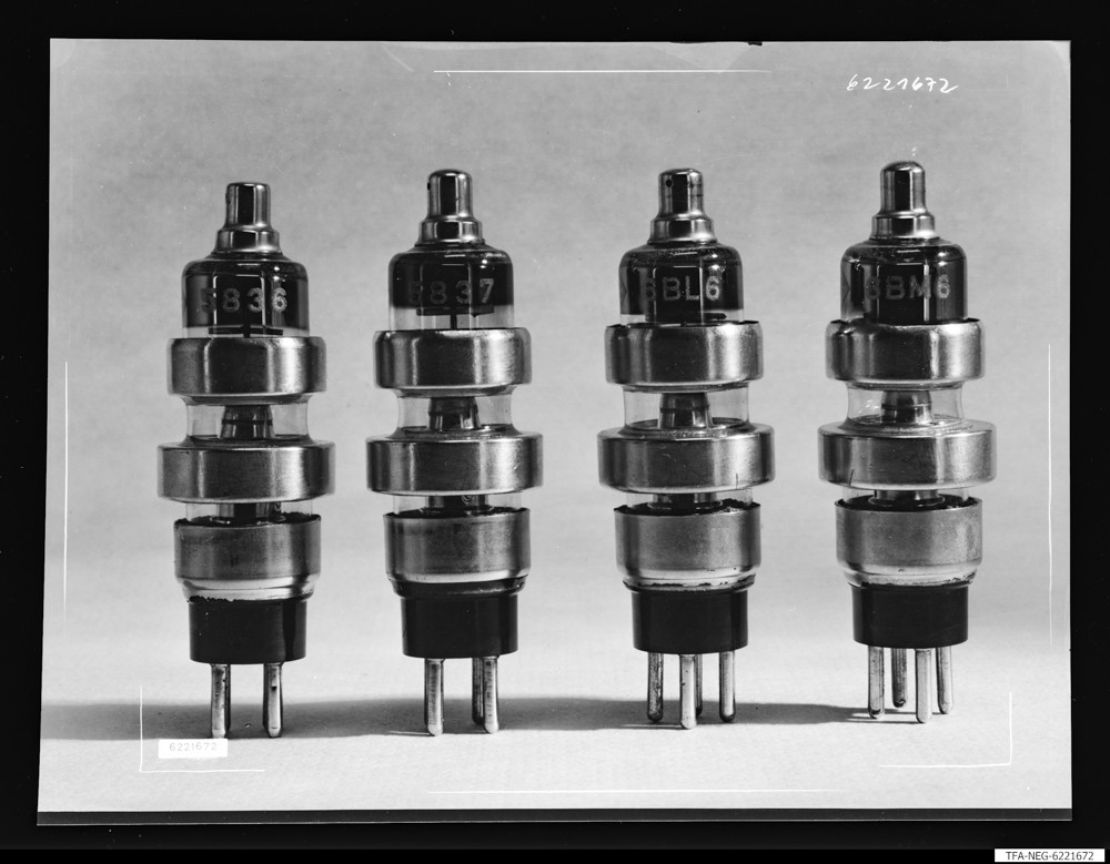 Röhren Gruppe 5836, 5837, 6BL6, 6BM6 "WF"; Foto 1962 (www.industriesalon.de CC BY-SA)