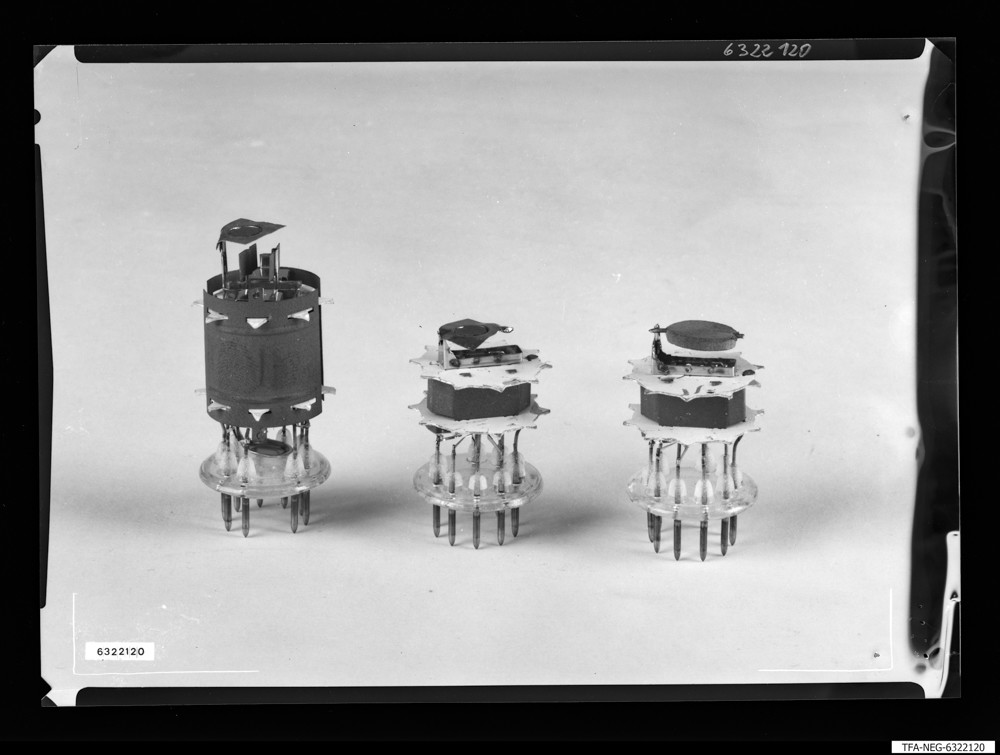 Röhrensysteme mit verschiedenen Gettern; Foto 1963 (www.industriesalon.de CC BY-SA)