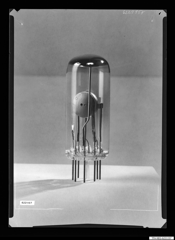 Scheibendiode Versuchsmuster; Foto 1962 (www.industriesalon.de CC BY-SA)