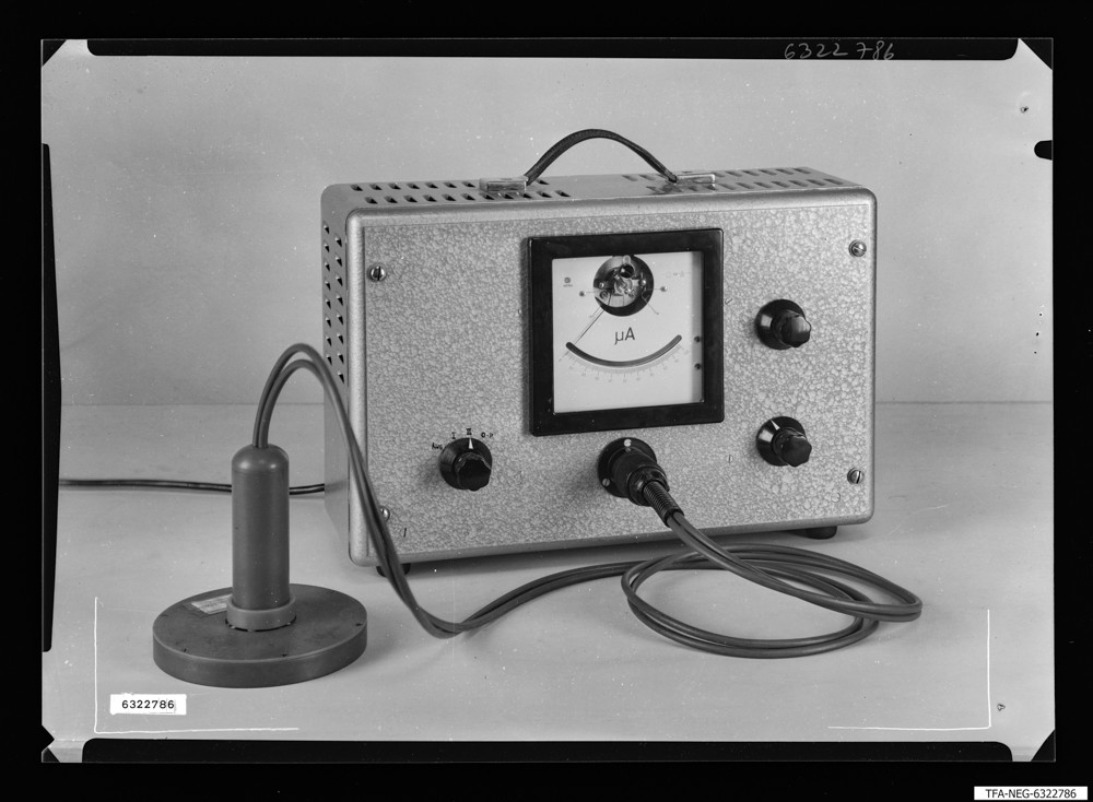 Schichtdickenmeßgerät; Foto 1963 (www.industriesalon.de CC BY-SA)