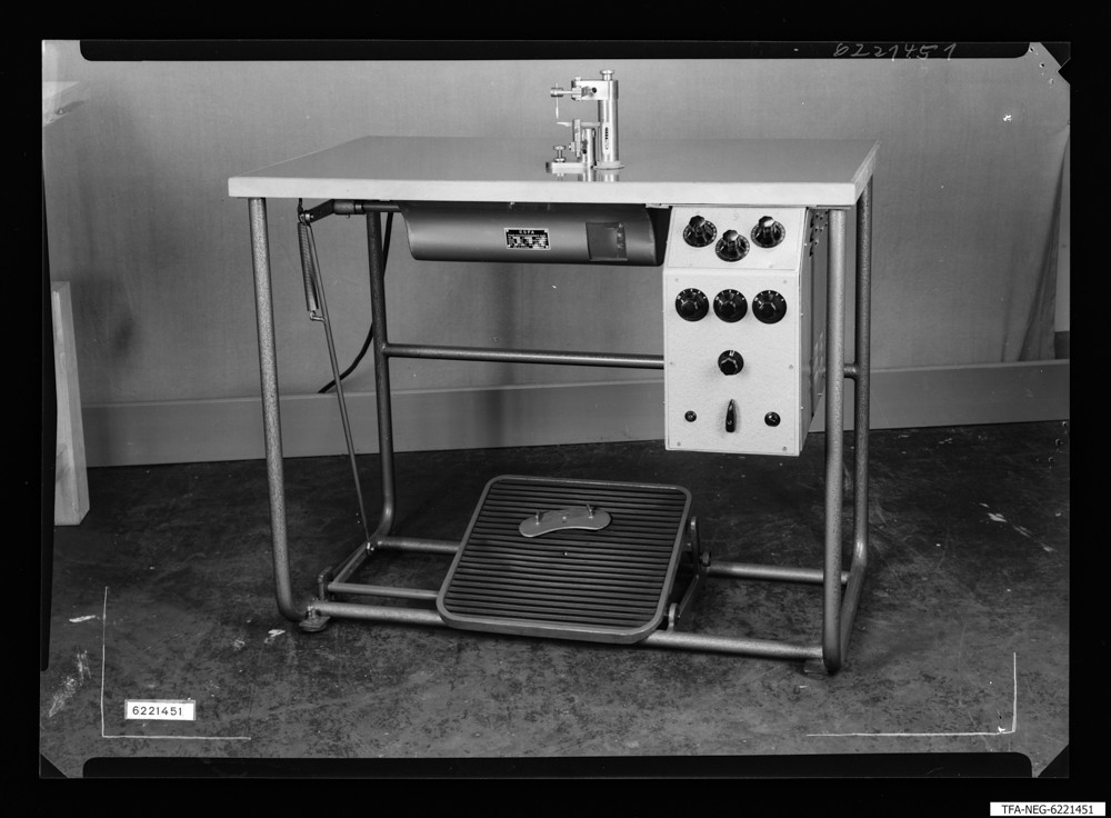 Schweißmaschine, Bild 1; Foto 1962 (www.industriesalon.de CC BY-SA)