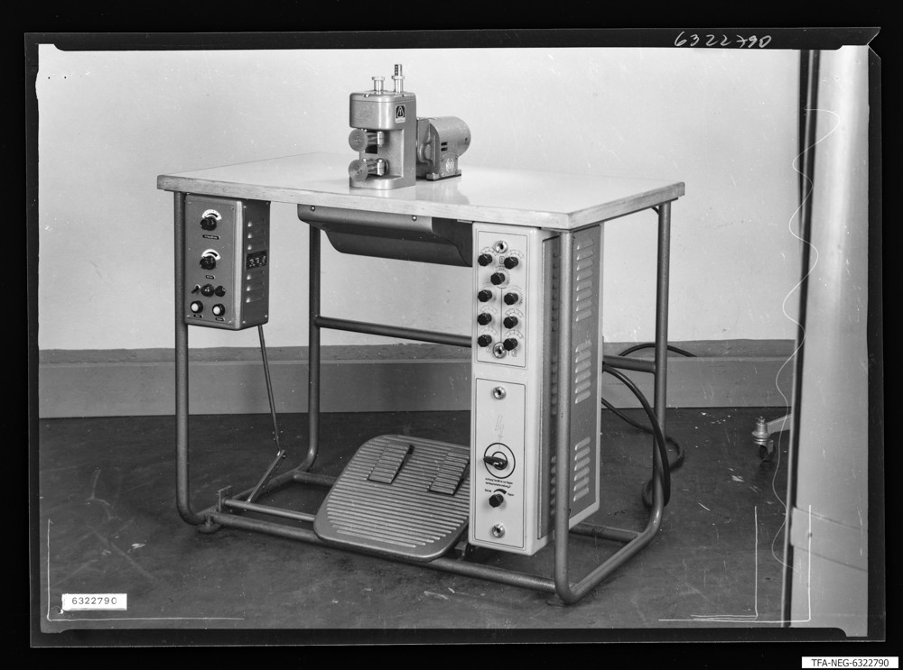 Schweißmaschine, Bild 1; Foto 1963 (www.industriesalon.de CC BY-SA)