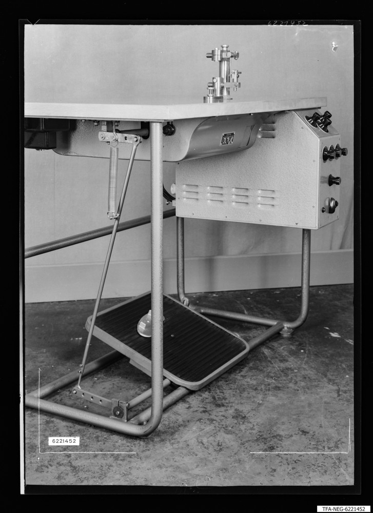 Schweißmaschine, Bild 2; Foto 1962 (www.industriesalon.de CC BY-SA)