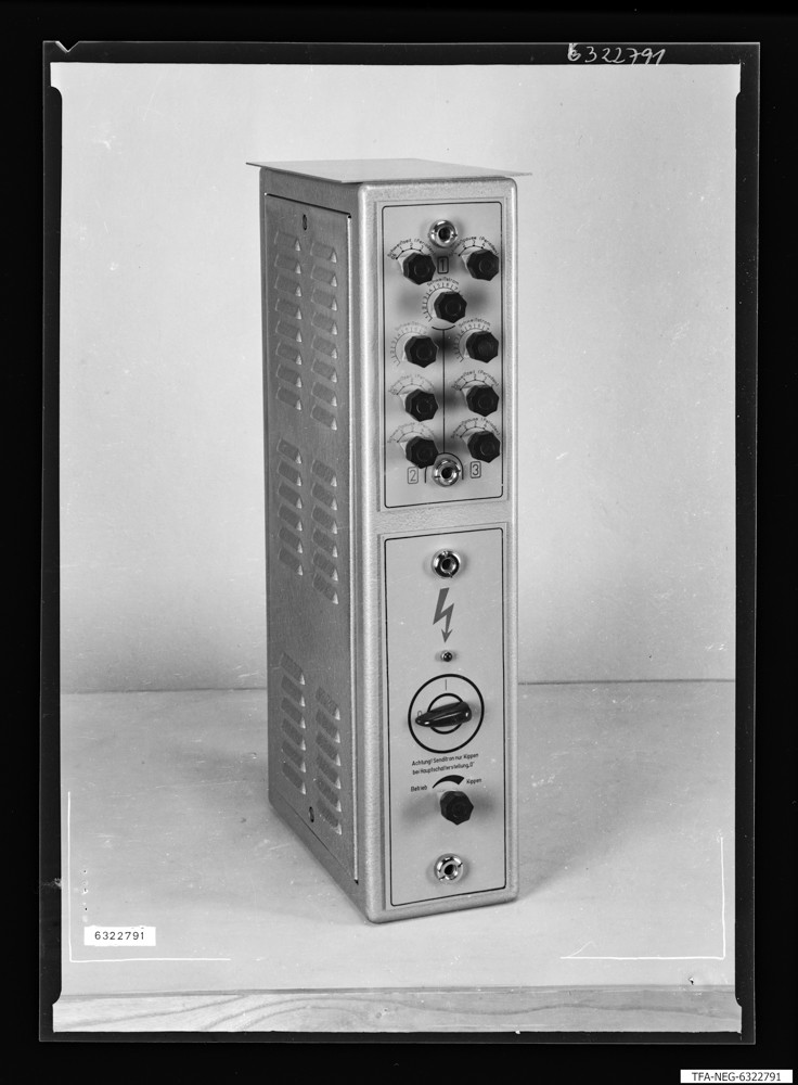 Schweißmaschine, Bild 2; Foto 1963 (www.industriesalon.de CC BY-SA)
