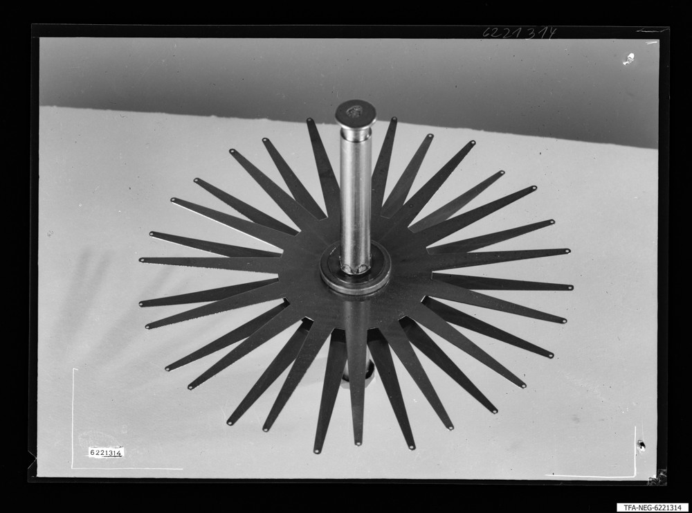 Senderöhre SR V 355 Einzelteile, Bild 1; Foto 1962 (www.industriesalon.de CC BY-SA)