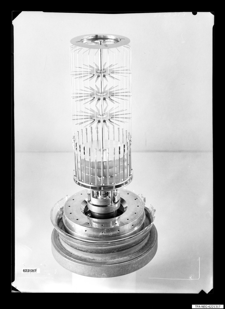 Senderöhre SR V 355 Einzelteile, Bild 4; Foto 1962 (www.industriesalon.de CC BY-SA)