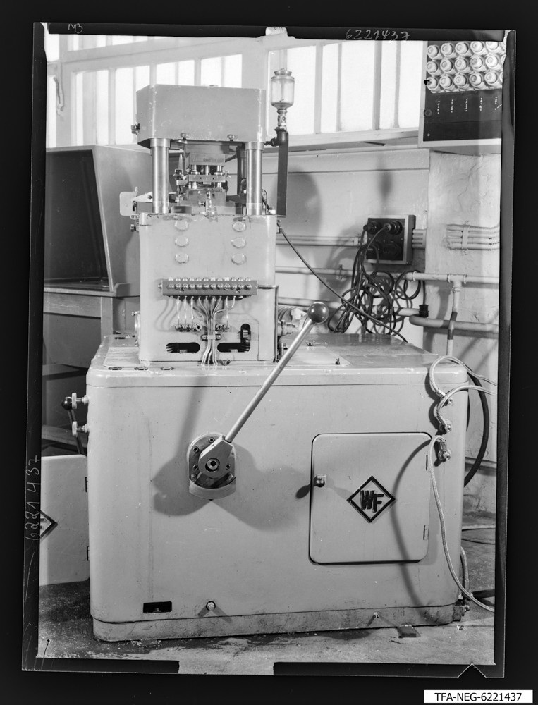 Stanzautomat, Bild 2; Foto 1962 (www.industriesalon.de CC BY-SA)