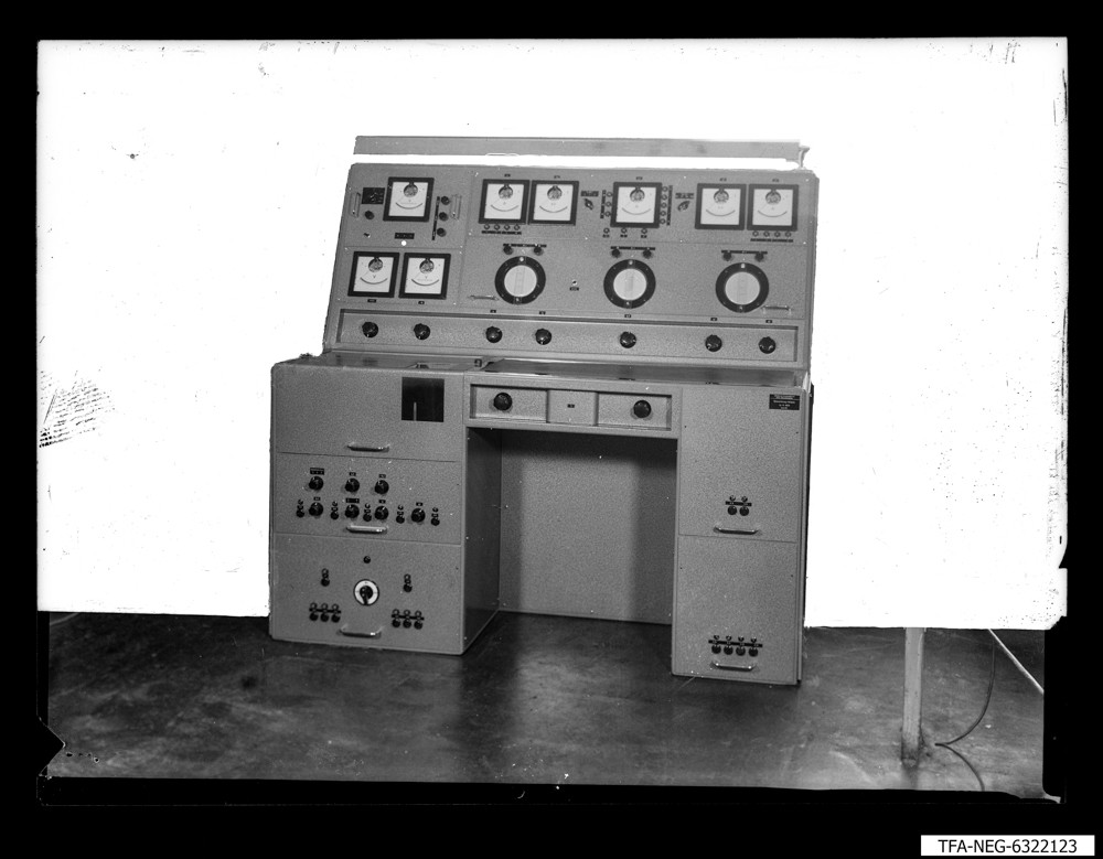Stromverteilungsmeßplatz, Bild 1; Foto 1963 (www.industriesalon.de CC BY-SA)