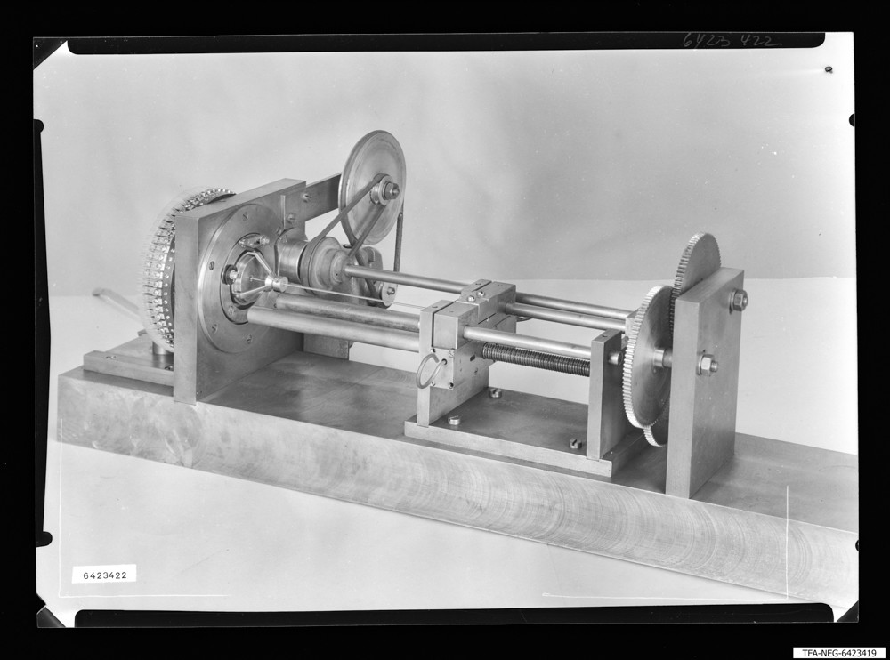 System-Einschmelzmaschine-Farbbildröhre M 1613; Foto 1964 (www.industriesalon.de CC BY-SA)