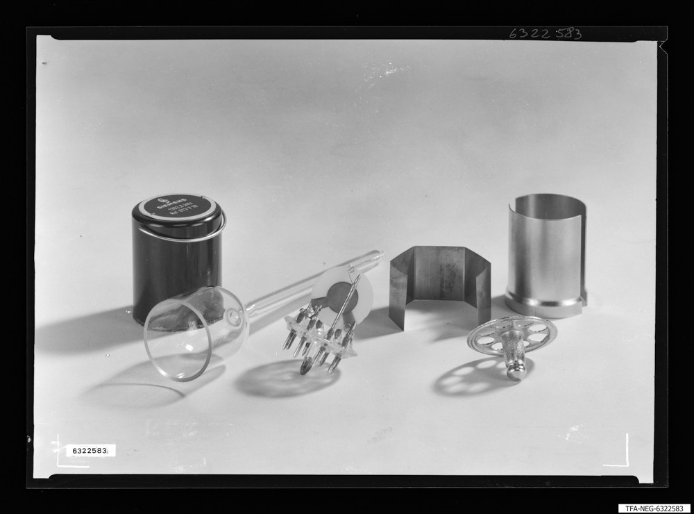 Teile eines Siemens-Quarz, Bild 1; Foto 1963 (www.industriesalon.de CC BY-SA)