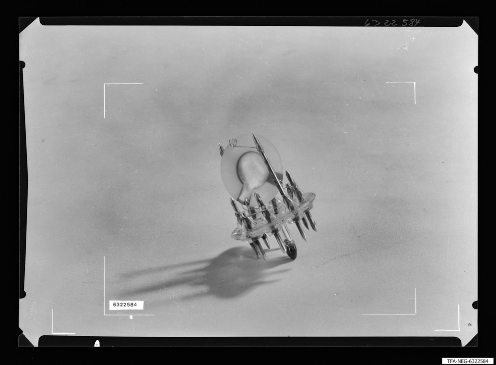 Teile eines Siemens-Quarz, Bild 2; Foto 1963 (www.industriesalon.de CC BY-SA)