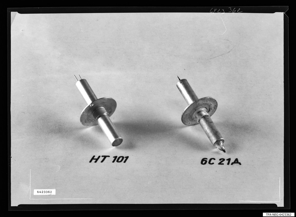 Trioden HAT 101 und 6C21 A; Foto 1964 (www.industriesalon.de CC BY-SA)