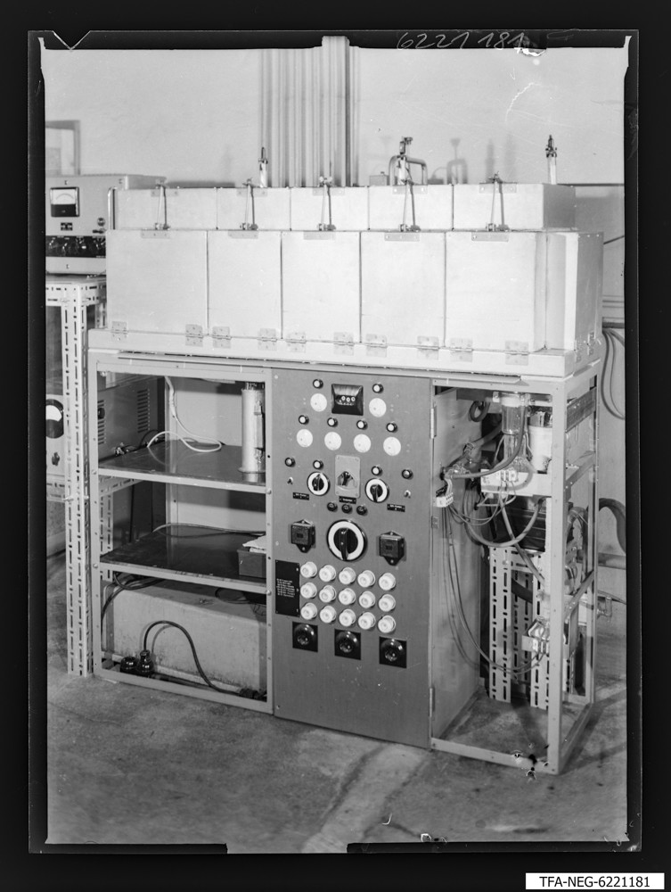 UHV-Pumpstand geschl.; Foto 1962 (www.industriesalon.de CC BY-SA)
