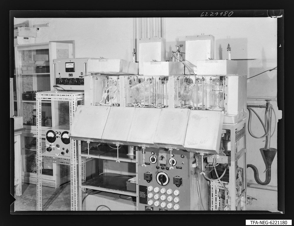 UHV-Pumpstand offen; Foto 1962 (www.industriesalon.de CC BY-SA)