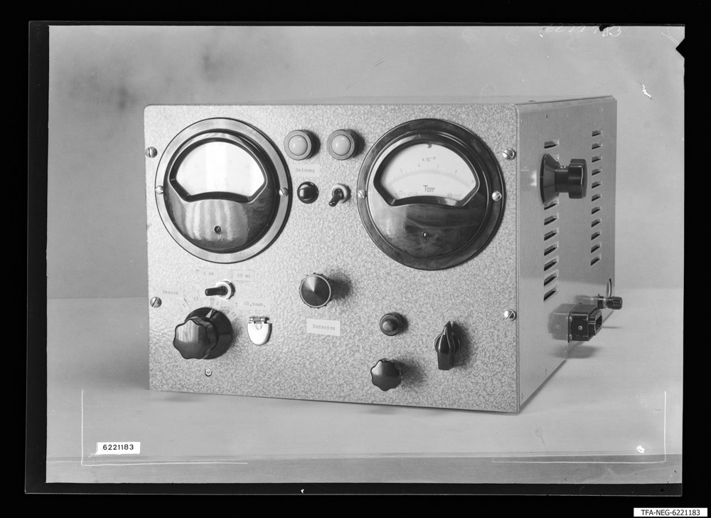 UHV-Pumpstand Stromversorgung MR05; Foto 1962 (www.industriesalon.de CC BY-SA)