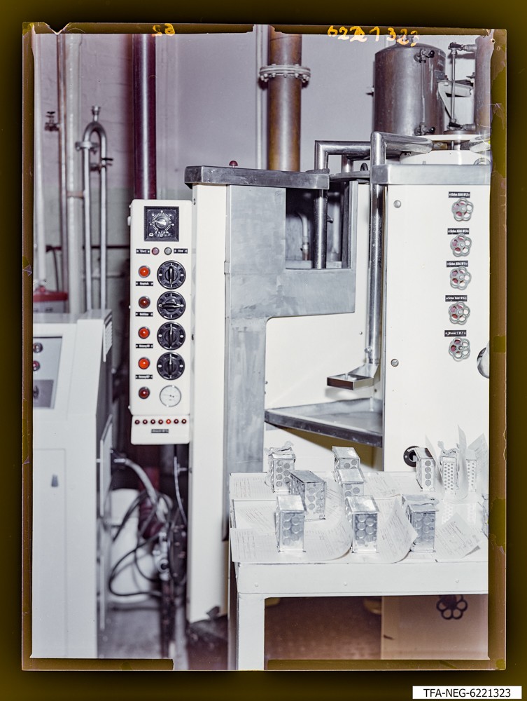 Ultraschall-Waschanlage in Color; Foto 1962 (www.industriesalon.de CC BY-SA)