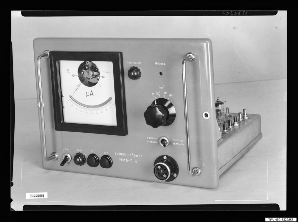 Vakuummeßgerät, Bild 1; Foto 1963 (www.industriesalon.de CC BY-SA)