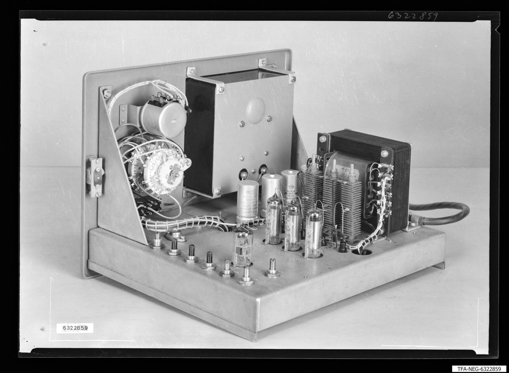 Vakuummeßgerät, Bild 2; Foto 1963 (www.industriesalon.de CC BY-SA)