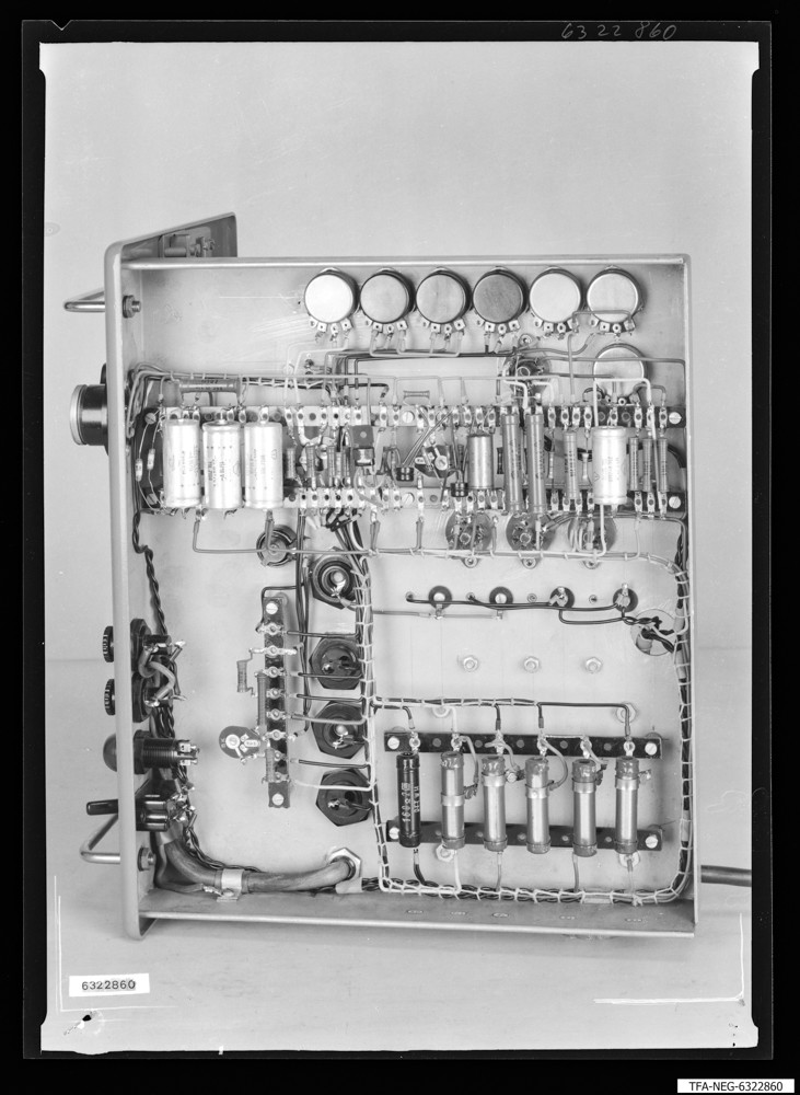 Vakuummeßgerät, Bild 3; Foto 1963 (www.industriesalon.de CC BY-SA)