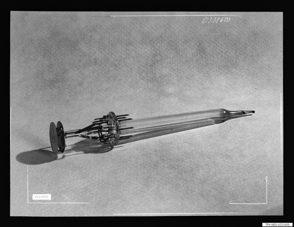 Versuchsaufbau einer Bildröhre, Bild 1; Foto 1962 (www.industriesalon.de CC BY-SA)