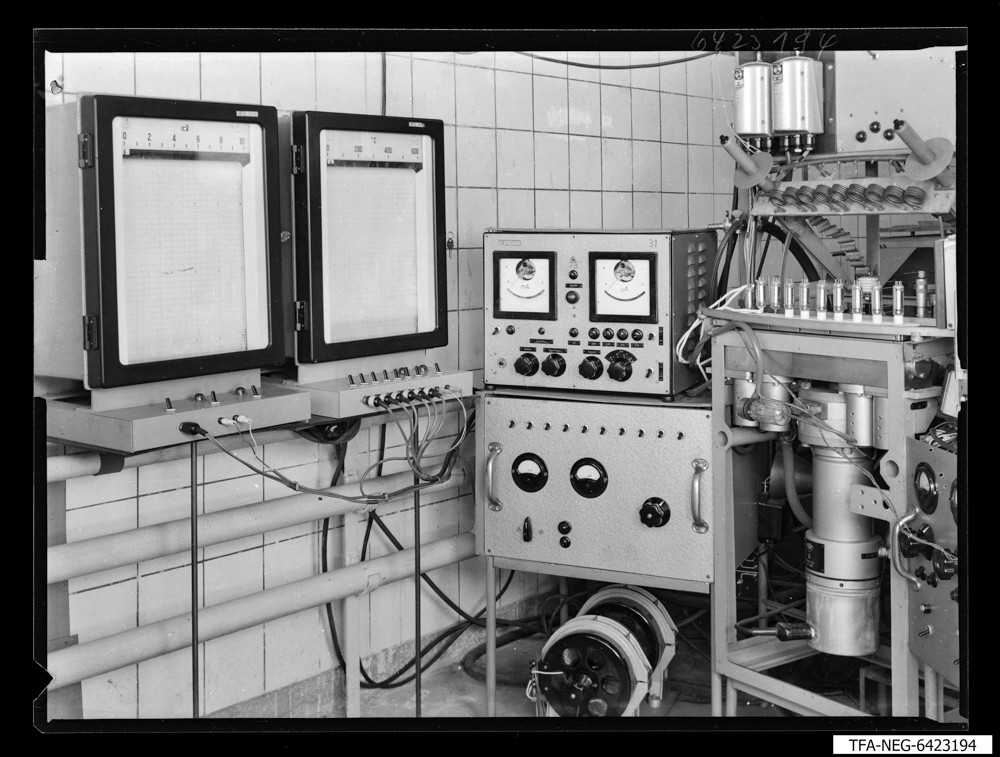 Versuchseinrichtung: Pumpeinrichtung für gasgefüllte Röhren, Bild 1; Foto 1964 (www.industriesalon.de CC BY-SA)